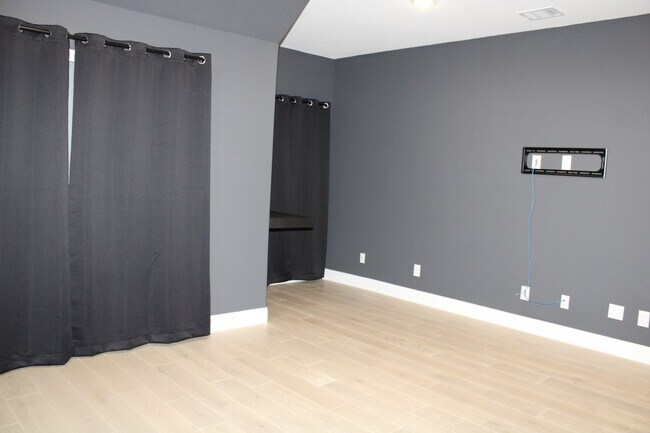 Foto del edificio - 8016 Sunflower Ln