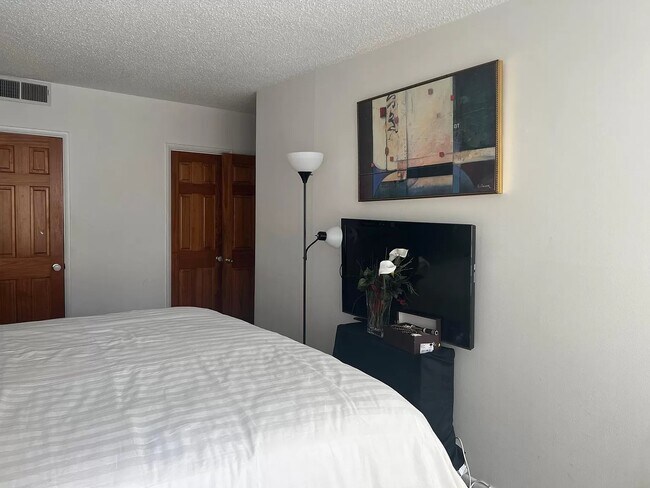 Foto del edificio - 6301 Stevenson Ave