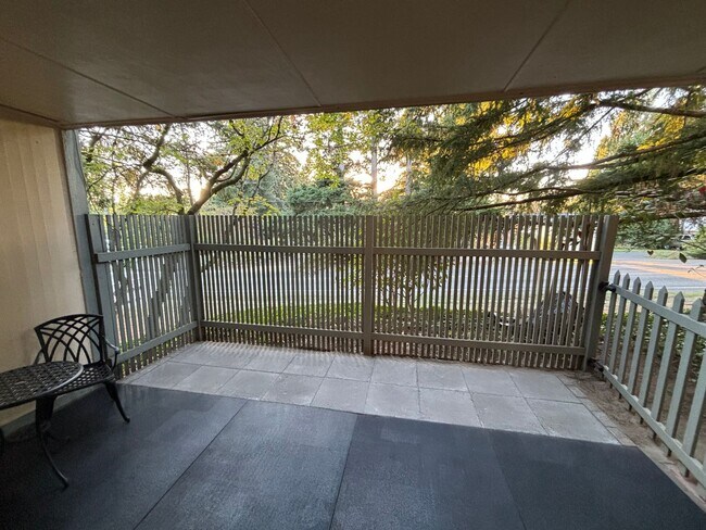 Foto del edificio - Available Now, Spacious One Level Bainbrid...