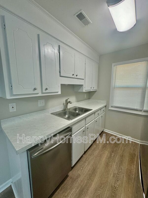 Foto del edificio - 7640 Corley Dr