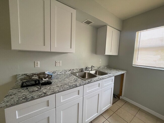 Building Photo - 4832 Manor Ct