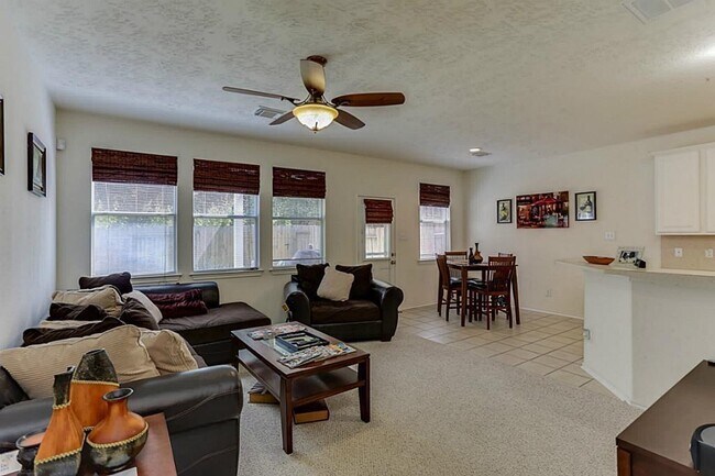 Foto del edificio - 9002 Elm Drake Ln