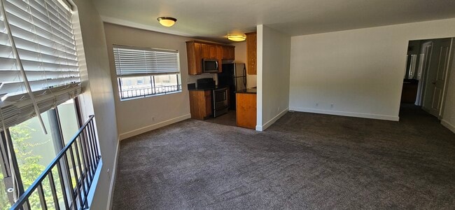 Building Photo - 10982 Roebling Ave
