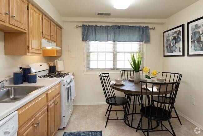 3BR, 1BA -1125 SF - Somerset Woods Townhomes