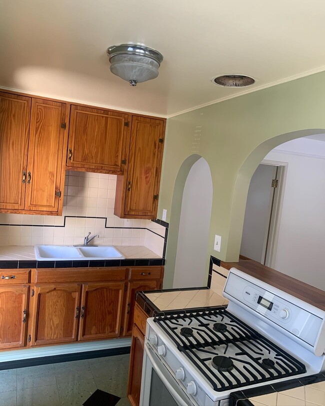 Kitchen - 4314 Willow Brook Ave