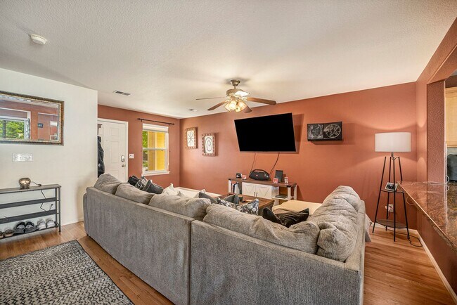 Foto del edificio - 2-Bedroom Townhome Near Downtown Erie