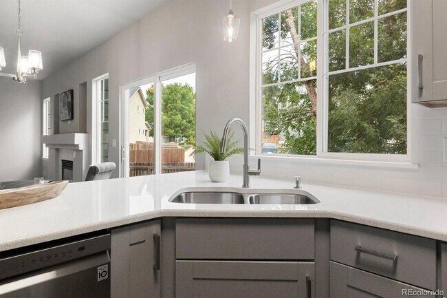 Foto del edificio - Great Floorplan, 4 Beds, 3 baths, Home on Corner Lot with Many new upgrades.