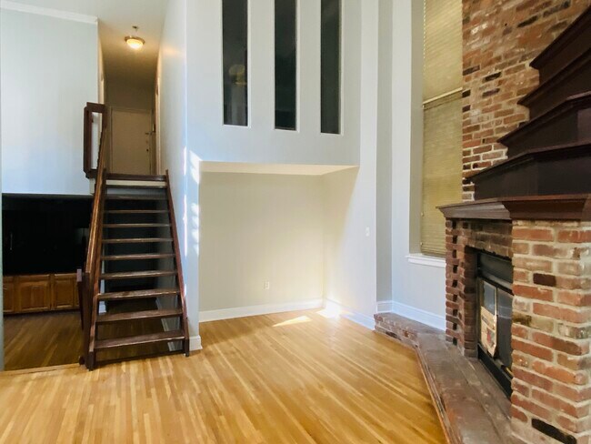 Foto del edificio - Stunning Duplex with Private Backyard