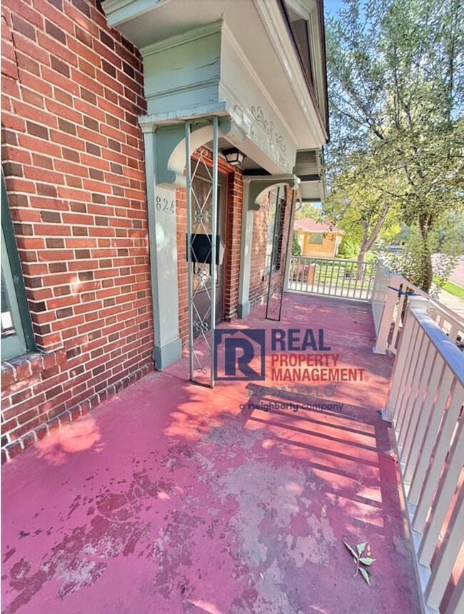 Building Photo - 824 E Bonneville St