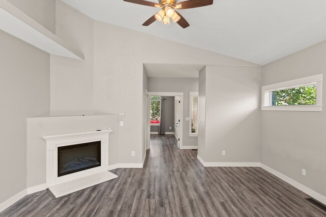 Building Photo - Beautifully Remodeled 3 Bedroom in Gresham...