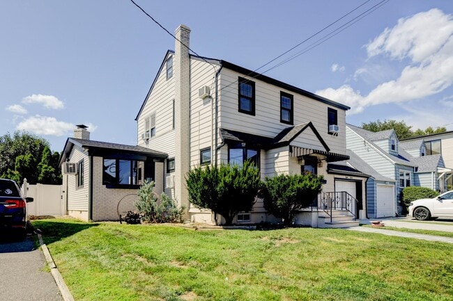 Building Photo - 815 3rd St
