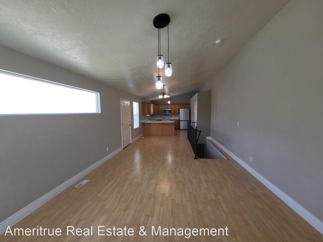 Building Photo - 3 br, 2 bath House - 866 W 200 N