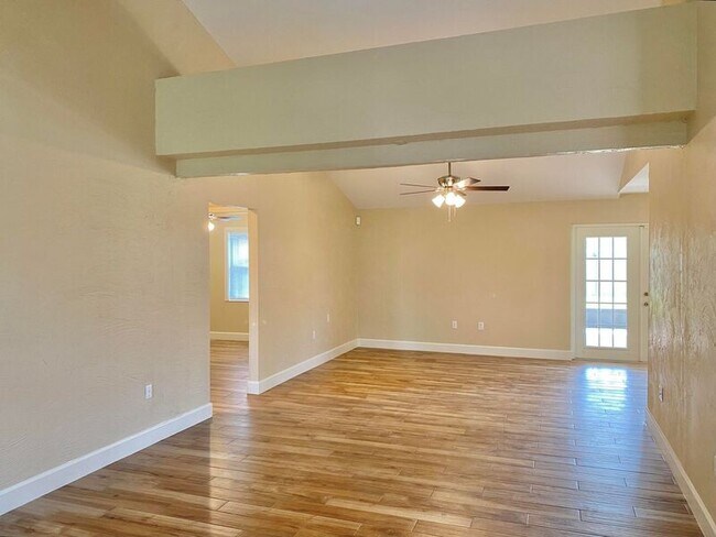 Foto del edificio - 3842 Featherwood Trail