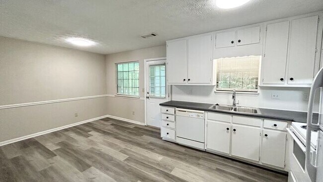 Building Photo - Snellville 2 Bed-2.5 Bath Townhouse, Quiet...
