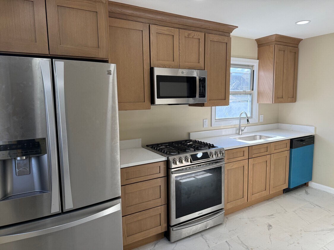 Building Photo - 593 Elm Ave