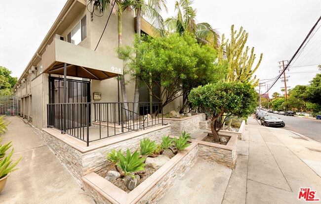 Building Photo - 938 Palm Ave