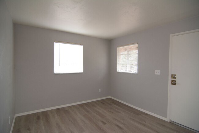 Building Photo - Charming 1 Bedroom 1 Bath Duplex! Central ...