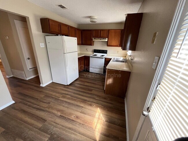 Foto del edificio - 5911 Shadydell Dr