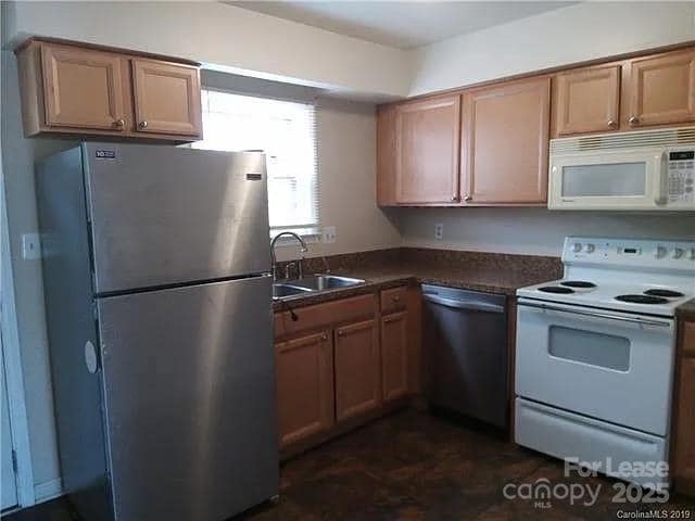 Foto del edificio - 6306 Old Pineville Rd