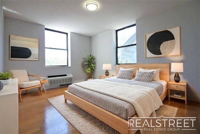 Building Photo - LUXURY 3 BR in Queens!