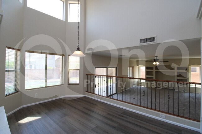 Foto del edificio - 14904 W Cameron Dr