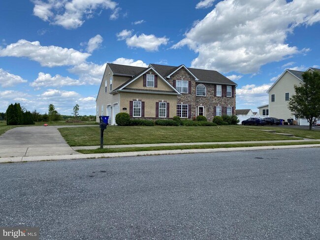 Building Photo - 37 Chanticleer Cir