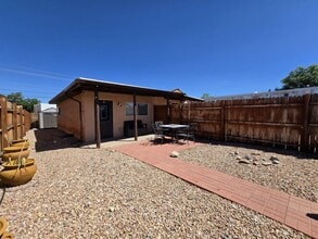 Building Photo - 1506 Agua Fria St