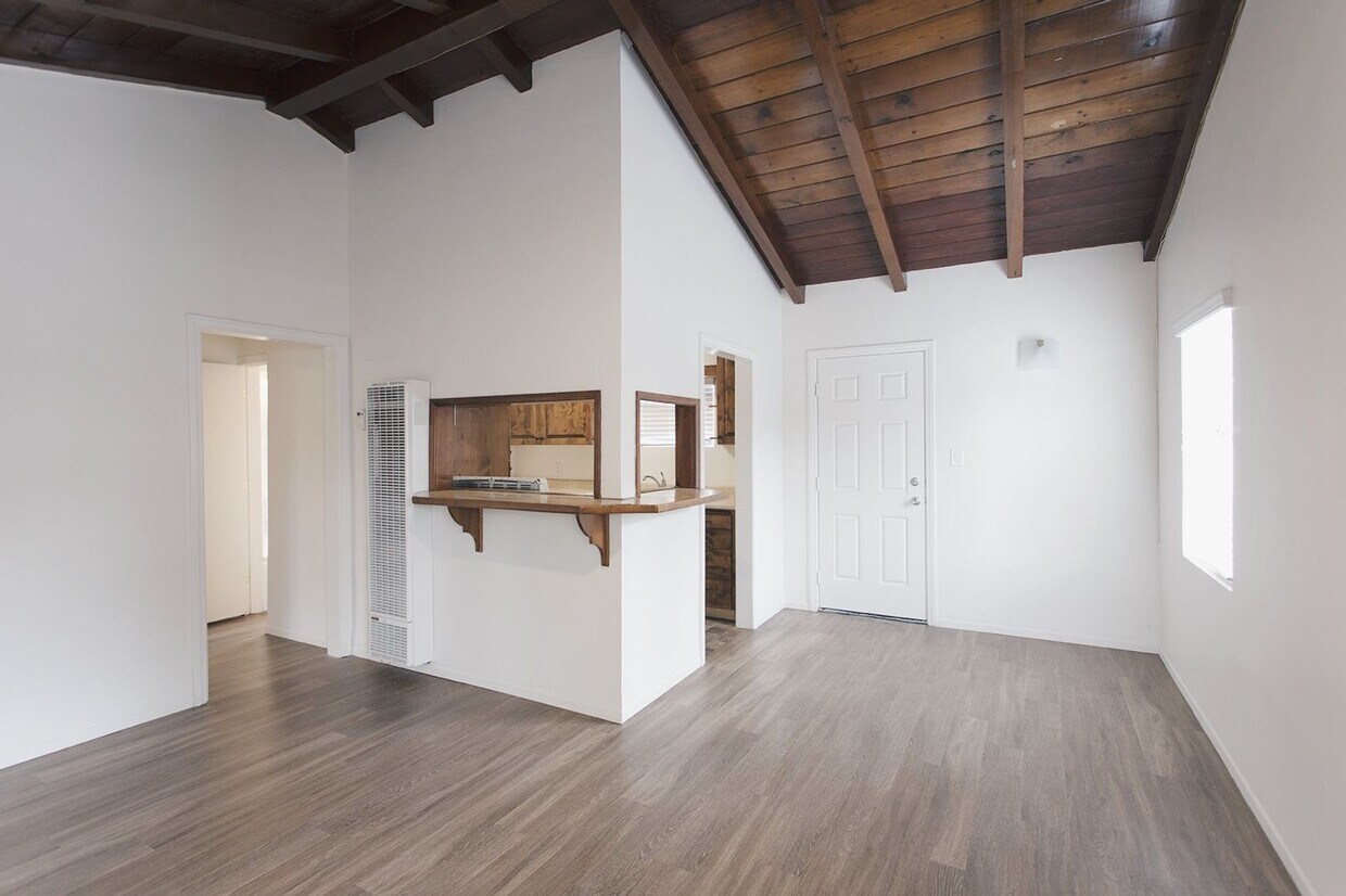 Foto principal - One Bedroom w/ Parking and Private Patio i...