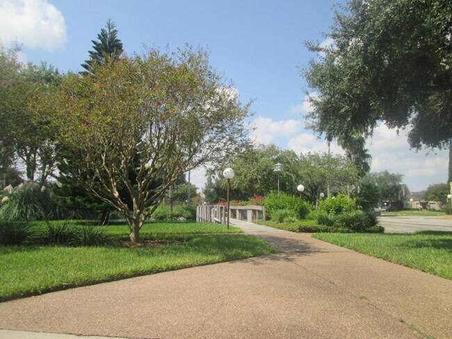 Foto del edificio - 68 Lake Shore Dr