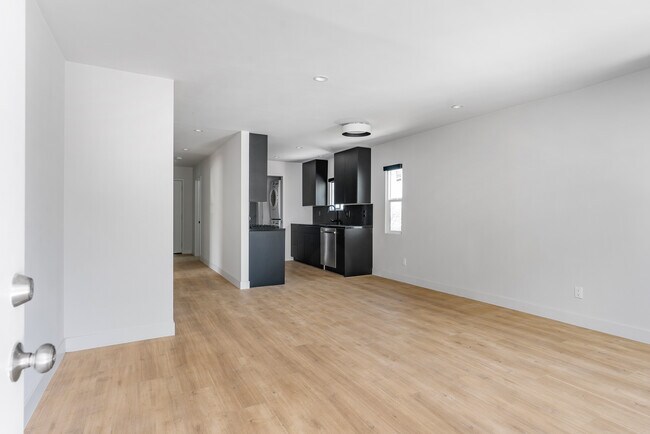 Building Photo - 266 S Park View St