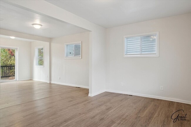 Foto del edificio - $1200 2 bedroom large home