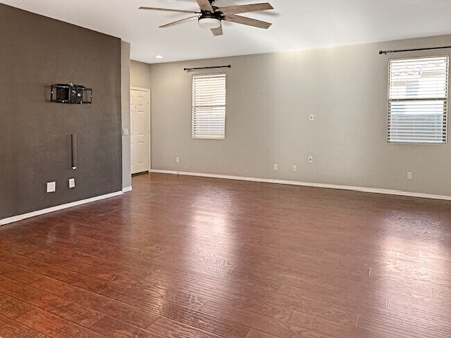 Foto del edificio - Solar makes this home a bargain!!