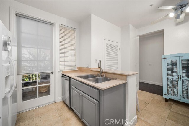 Foto del edificio - 5142 Warner Ave