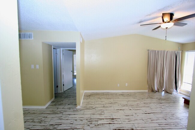 Foto del edificio - 17331 Red Oak Dr