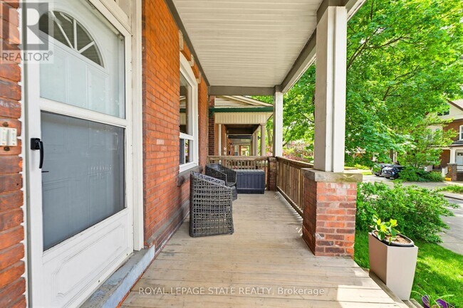 Building Photo - 25 Strathcona Ave S