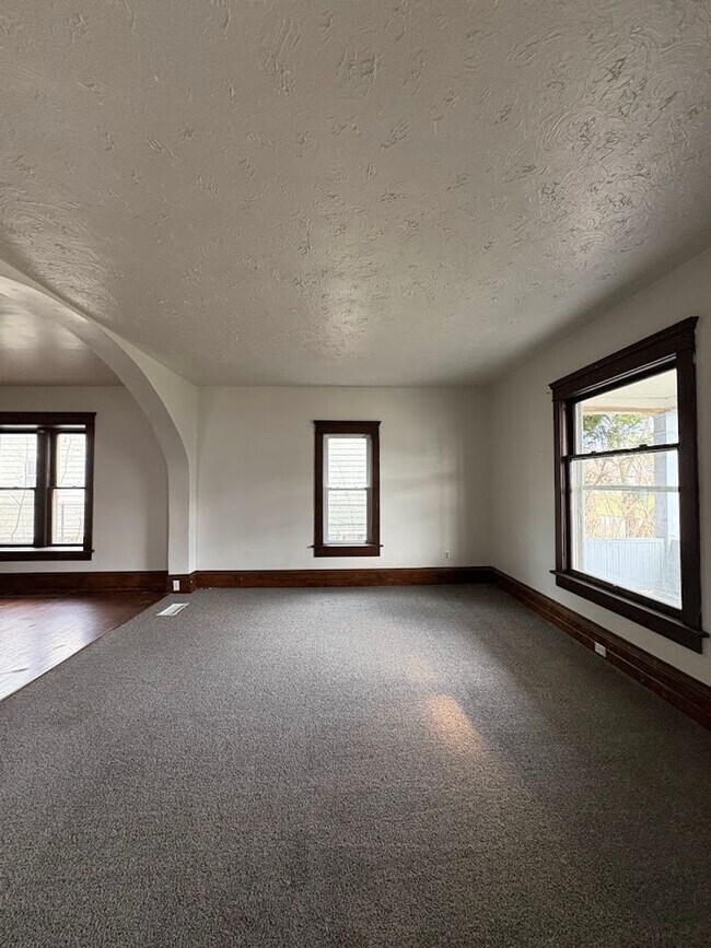 Building Photo - Large 4 bedrooms 2 full bathroom home for rent