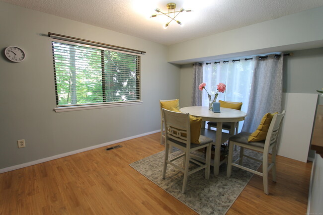 Foto del edificio - 731 Cypress Rd
