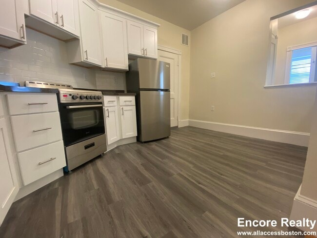 Building Photo - 1595 Beacon St