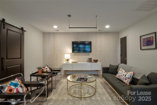 Foto del edificio - 3945 Rockfern Rd
