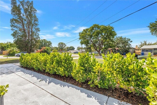 Foto del edificio - 7599 Meadowlawn Dr N