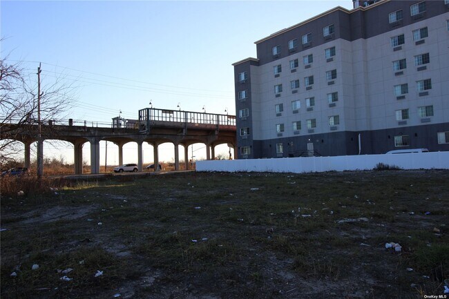 Foto del edificio - 42-16 Rockaway Beach Blvd
