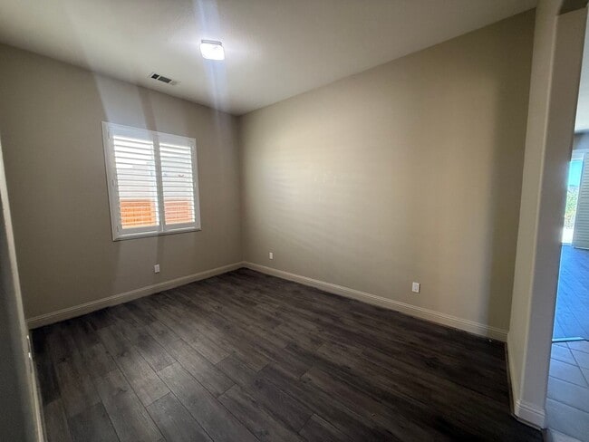 Building Photo - 955 Romneya Ln