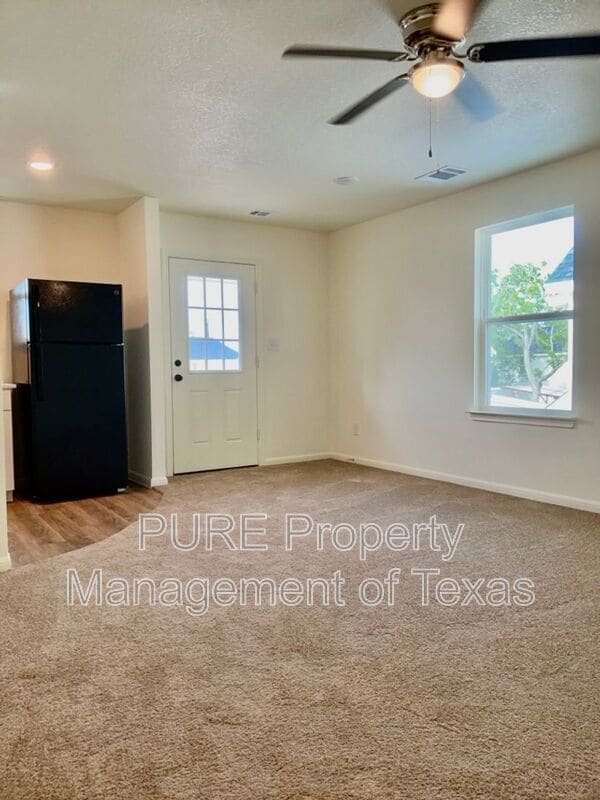 Building Photo - 2002 W 2nd St