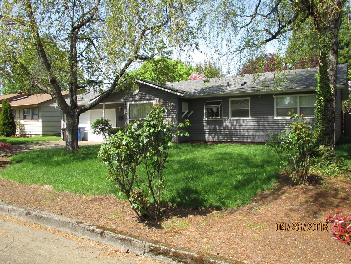 Primary Photo - Wonderful Milwaukie Ranch Style Home!