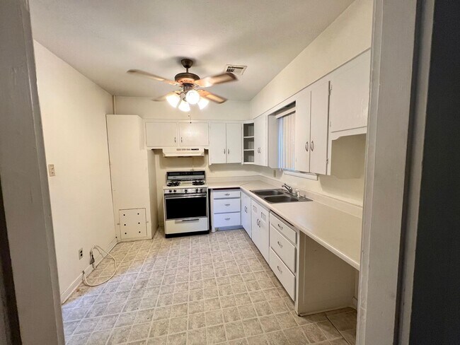 Foto del edificio - AVAILABLE NOW!