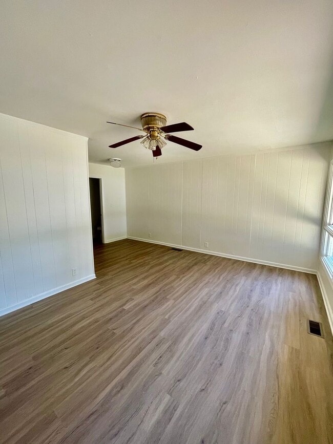 Building Photo - 210 Meadow Dr