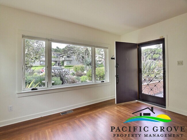 Foto del edificio - Classic Pacific Grove Charm with Bay Glimpses & Light-Filled Living