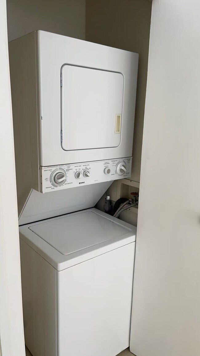 Foto del edificio - 440 Elm Dr