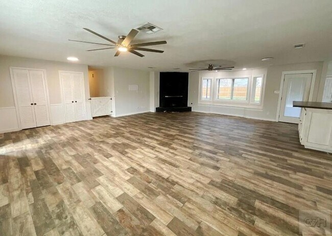 Foto del edificio - 443 Bayou View Dr