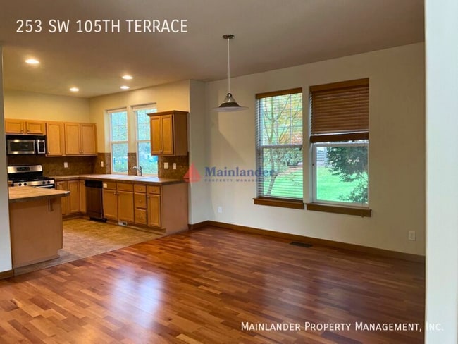 Building Photo - Lovely Corner Lot with Open Floor Plan, High Ceilings, Gourmet Kitchen.